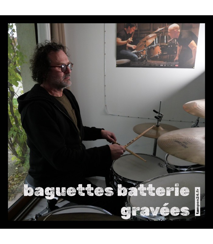 Jouer de la batterie avec des baguettes personnalisées