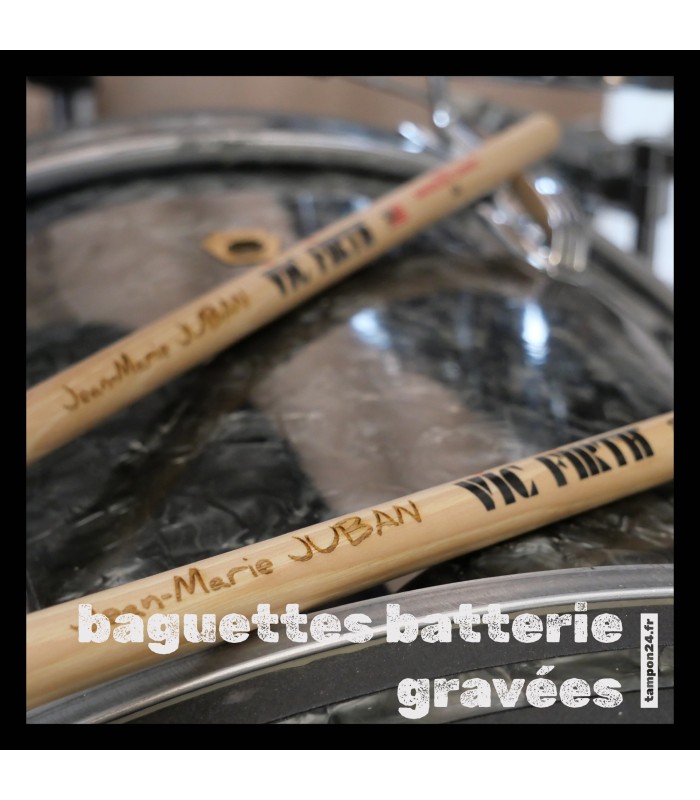 Baguettes Vic Firth 5A avec gravure au laser posées sur grosse caisse
